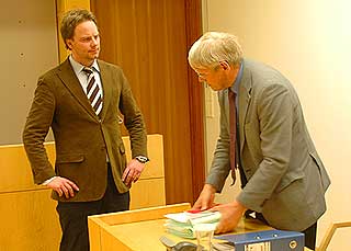 UENIG I FENGSLING: Politiadvokat Per H�kon Sand fikk medhold fra dommeren om at 18-�ringen skulle varetektsfengsles.  Mannens advokat, Randulf �. Riderbo, tok p� vegne av sin klient betenkningstid.