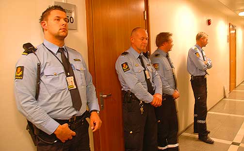 STYRKET SIKKERHET: Etter den angivelige drapstrusselen ble det tilkalt b�de politi og flere arrestforvarere til sal 150 i Oslo tingrett. Disse passer p� utenfor, slik at ingen uvedkommende skulle f� komme inn i salen, der kvinnen ble fremstilt for varetektsfengsling.