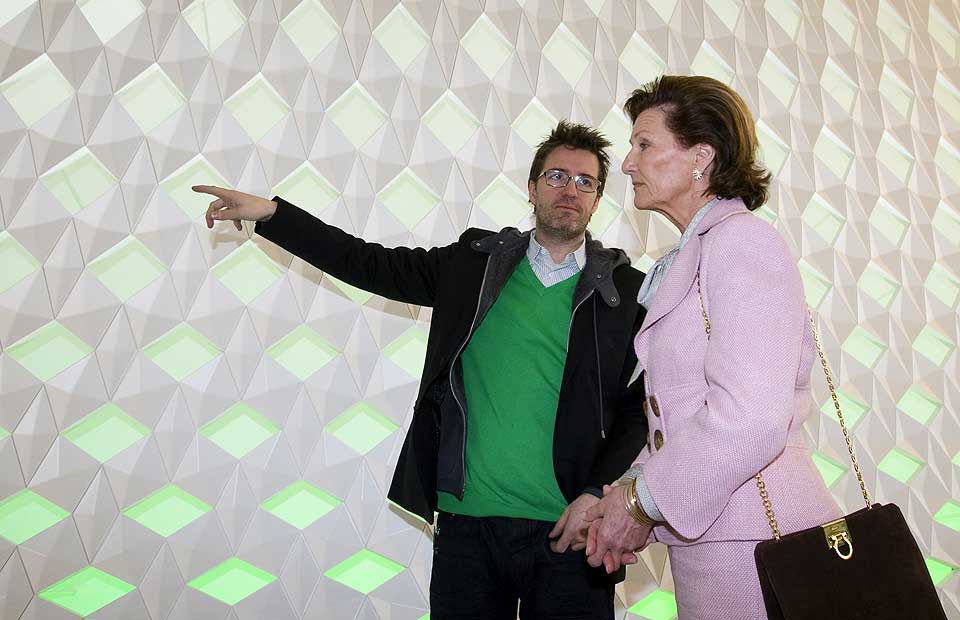 KUSNT FOR MILLIONER: Halvannen prosent av den totale byggesummen p� operaen i Bj�rvika har blitt brukt p� kunst. Her er det dronning Sonja som f�r en omvisning mandag av den islandske kunstneren Olafur Eliasson som har utformet garderobeveggene.