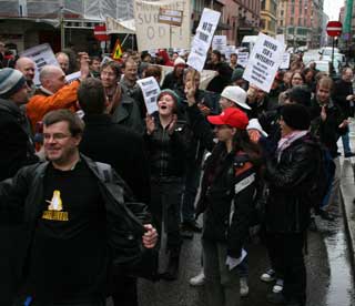 H�Y NERDEFAKTOR: Dagens demonstrasjon hadde godt oppm�te av engasjerte teknologer, ikke minst taket v�re en konferanse om fri programvare rett i n�rheten. Foto: JAN OMDAHL