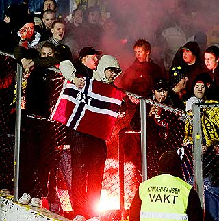 UTRYGT? Debatten raser omkring Kanarifansens oppf�rsel p� Nadderud s�ndag kveld. Supporterne fyrte blant annet opp bluss b�de p� tribunen og inne i en pub f�r kampen.