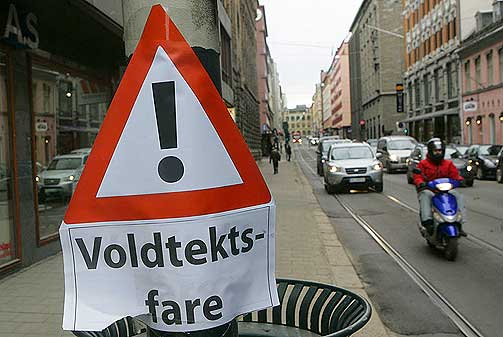 ADVARSEL: I begynnelsen av fjor�ret og utover v�ren ble hovedstaden rystet av en voldtektsb�lge. Politiet knytter n� mannen til flere av disse. Dette skiltet ble hengt opp i R�dhusgata i Oslo.