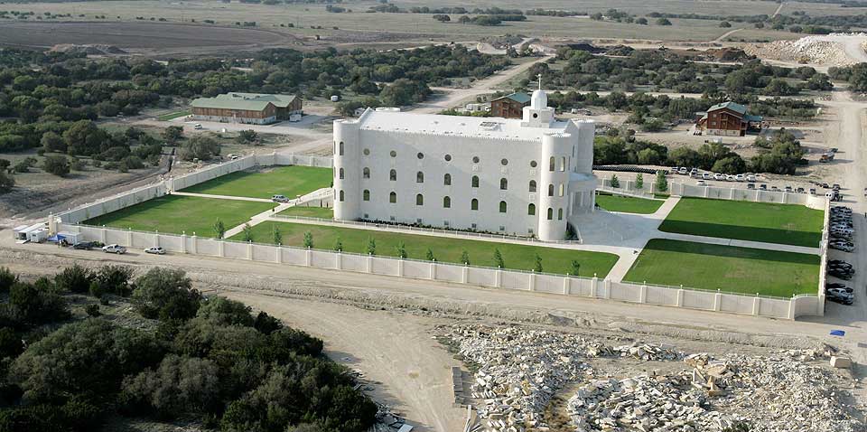 FANT BRUDESENG I TEMPELET: Et tidligere sektmedlem opplyser til politiet at det finnes en spesiell brudeseng inne i tempelet til polygamistsekten i Eldorado, Texas. Der hadde voksne mennm sex med mindre�rige jenter rett etter bryllupsseremoniene som ble gjennomf�rt.