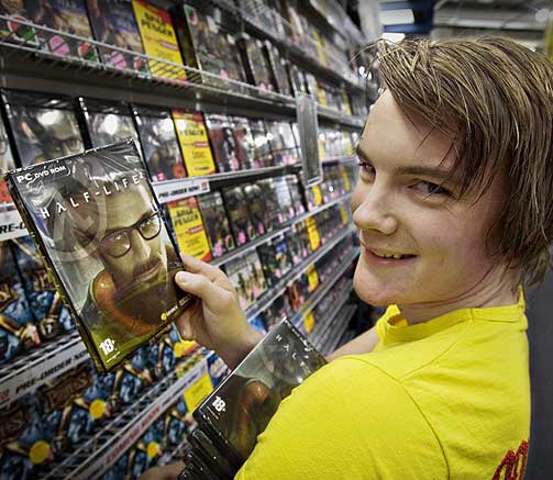 BYGGER BRANSJEN: Gamestop h�per � bidra til spillindustriens vekst i Norge. Her er Magnus Vik i gang med � etterfylle hyllene spillet �Half-life 2� i 2004.