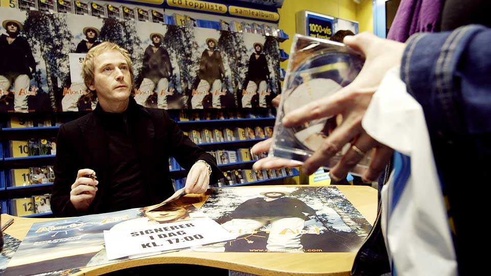 I GLADERE DAGER: Morten Abel signerte plater p� Free Record Shop p� Egertorget i 2003. Om kort tid overtas platesjapper over hele landet av en spillkjede.