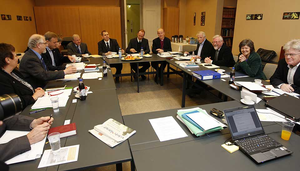 FORSATT STATENS MENN: : Kultur- og kirkeminister Trond Giske (ved bordenden) i m�te med biskopene tidligere i �r.Foto: Lise �serud / SCANPIX .
