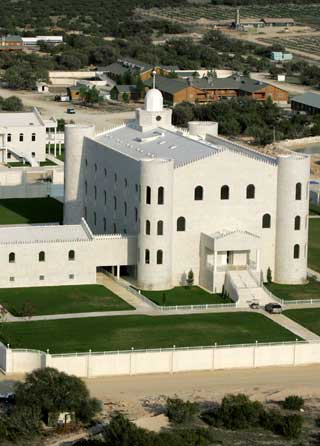 FANT BRUDESENG I TEMPELET: Et tidligere sektmedlem opplyser til politiet at det finnes en spesiell brudeseng inne i tempelet til polygamistsekten i Eldorado, Texas. Der hadde voksne mennm sex med mindre�rige jenter rett etter bryllupsseremoniene som ble gjennomf�rt.