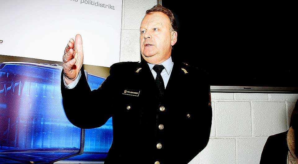 FREDSMEGLER: Den pensjonerte politioverbetjenten Finn Abrahamsen ønsker å megle mellom Karoli og Jansen-familien. Han arbeidet mye med dette miljøet da han var i oslopolitiets økonomi-gruppe på 80-tallet.