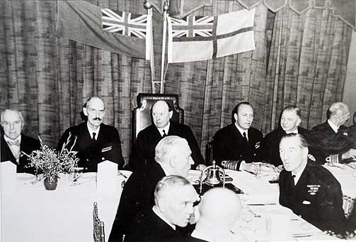 Celebert: Kong Haakon og kronprins Olav på besøk, trolig i 1943, i engelske «The Anchorites». Klubbpresident George Pettigrew-Smith sitter mellom kongen og kronprinsen.