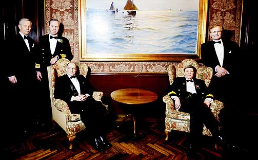 Fortsatt celebert: Skipsrådet styrer Norsk Anchorite Klubb. Fra venstre skriver Lars O. Farnes, tidligere Skipper Jon Erling Tenvik, Skipper (til mars i år) Chris Brøvig, tidligere Skipper Jo G. Gade og bestemann Sverre E. Lorentzen. Styrmann og påtroppende Skipper Anders Veel og bestemann Per Høiby var ikke til stede da bildet ble tatt.