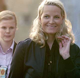 KOMMER: Kronprinsesse Mette-Marit og kronprins Haakon.