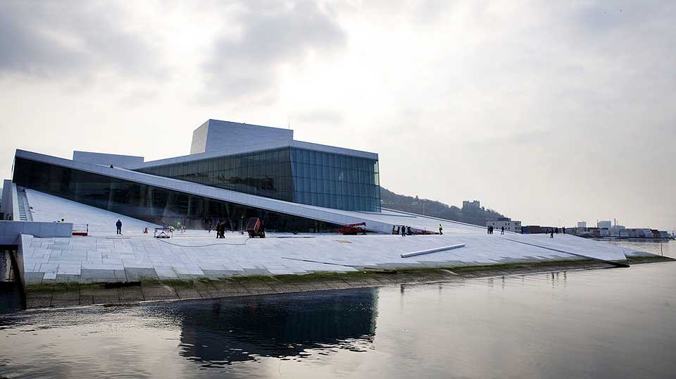PASSES P� I KVELD: Det blir sl�tt jernring rundt operaen n�r bygget �pner i kveld.