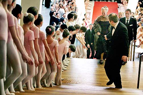 DET M�TTE UT: Den lille danseren klarte ikke holde tilbake, og endte opp med � kaste opp rett foran dronning Margrethe. Dronningen tok det med et smil.