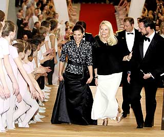 KONGELIG �PNING:  Konprinsesse Victoria,  kronprinsesse Mette-Marit og kronprins Haakon p�vei inn til plassene sine.