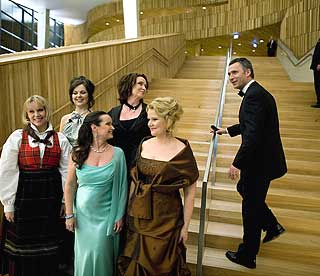 STATSMINISTEREN OG JENTENE:  Jens Stoltenberg hilser p� noen av kveldens sangere. Fra venstre Solveig Kringlebotn, Elisabeth Nordberg-Shultz og Birgitte Kristensen, bak: Silvia Moi og Randi Stene.