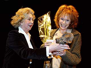 Heder: Wenche Foss overrekker Per Aabel-prisen til Monna Tandberg i 2004.