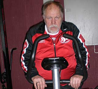 TRIMMER: Harald Hoel kan igjen bruke trimsykkelen hjemme i kjelleren.
