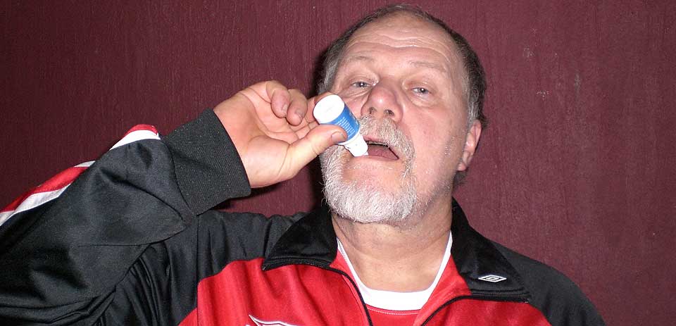 DR�PER SOM HJALP: Sv�mmeinstrukt�ren Harald Hoel fikk kols. Kortisonmidlene han fikk av legen hjalp ikke, men det gjorde rugdr�pene han fikk anbefalt. De selges i verden over, men er forbudt � markedsf�re som et middel mot spesifikke helseplager i Norge.