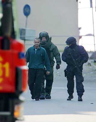 KRIMINALITET: Her arresterer politiet en mann som hevdet han var utstyrt med et fjernstyrt bombebelte i 2006. Tensta sliter med h�y kriminalitet og sosiale problemer.
