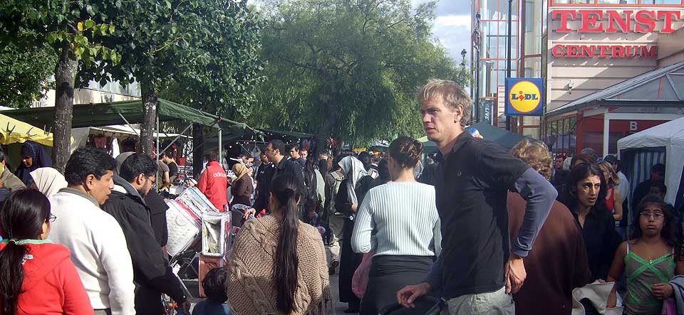 EN ANNEN VERDEN: Pontus Herin flyttet fra trendy Stockholm sentrum til bydelen Tensta der det bor 86 prosent innvandrere.