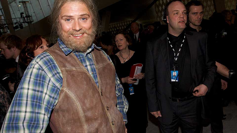 FOLKELIG: Showet var preget av redselen for elitestempelet og en desperasjon om � n� alle som tilfeldigvis var innom NRK l�rdagskvelden, skriver Sigrid Hvidsten. Her er Narvestad under l�rdagens opera�pning.