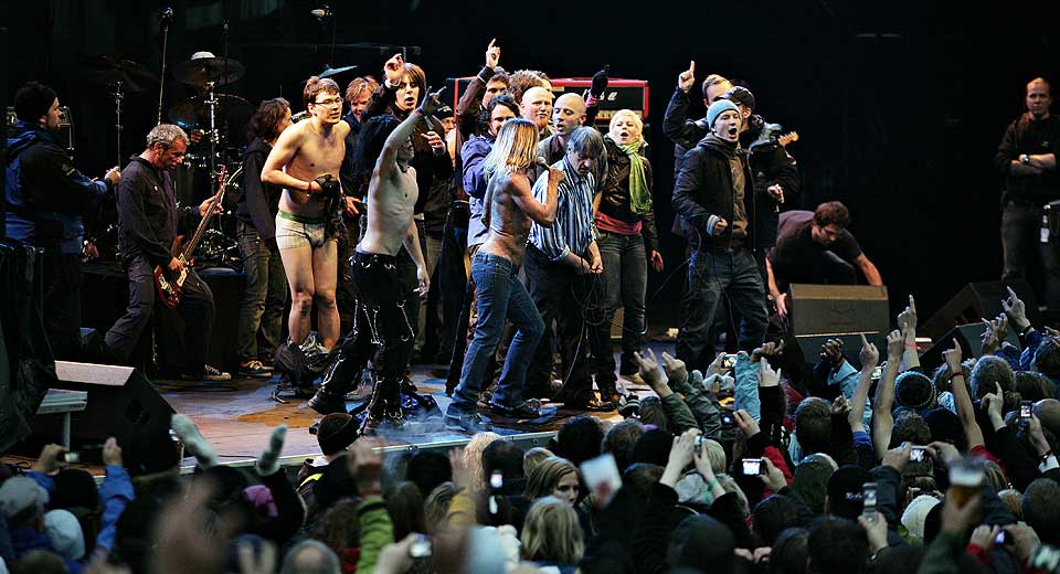 SLAPP SEG L�S: Etter den f�lelsesladde solokonserten p� Buktafestivalen i fjor, var Sivert H�yem blant dem som kom seg opp p� scenen for � rocke med punklegenden Iggy Pop.