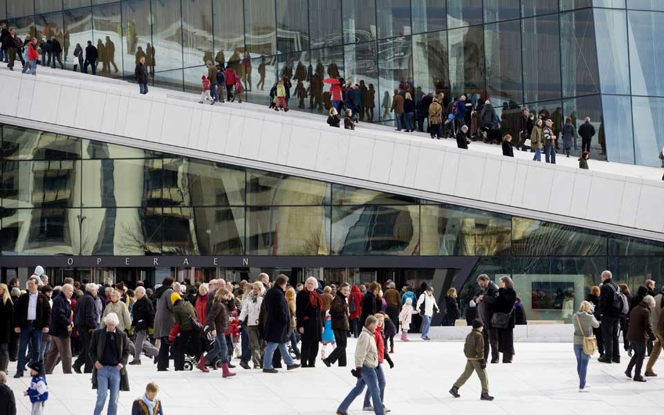 MANGE GJESTER: Flere tusen mennesker bes�kte operaen p� s�ndag, dagen etter �pningen.
