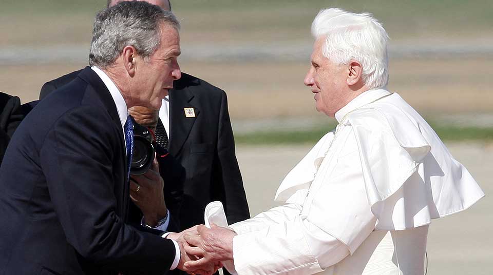 BES�KER USA: Pave Benedikt XVI ble �nsket velkommen av president George W. Bush i Washington tirsdag.