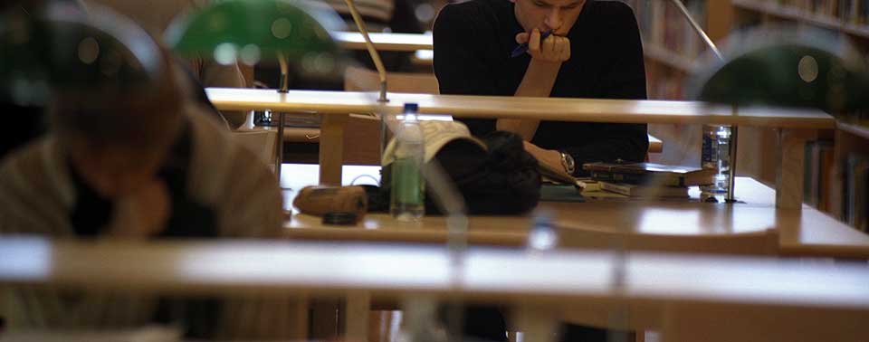 FRAMTIDIGE JURISTER:Flere enn 200 studenter risikerer n� � bli utestengt fra Universitet i Bergen, etter at det p�vist omfattende juksfors�k.