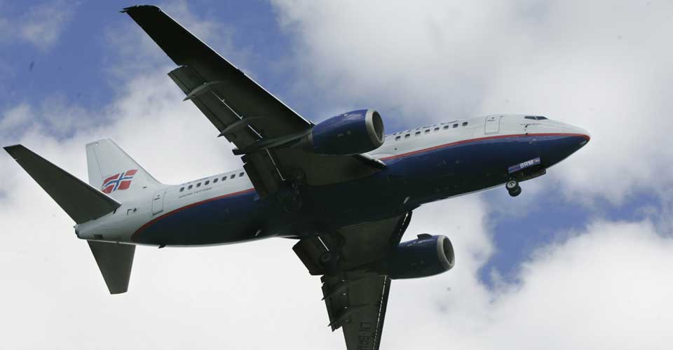JULETRE-KAMPFLY: - Er synlighet det viktigste kriteriet for valg av nye jagerfly, kan vi patruljere nordomr�dene med gamle Boing 737 fly dekorert med r�de led-lys. Billigere er det ogs�, skriver sosiolog �rjan Karlsson.