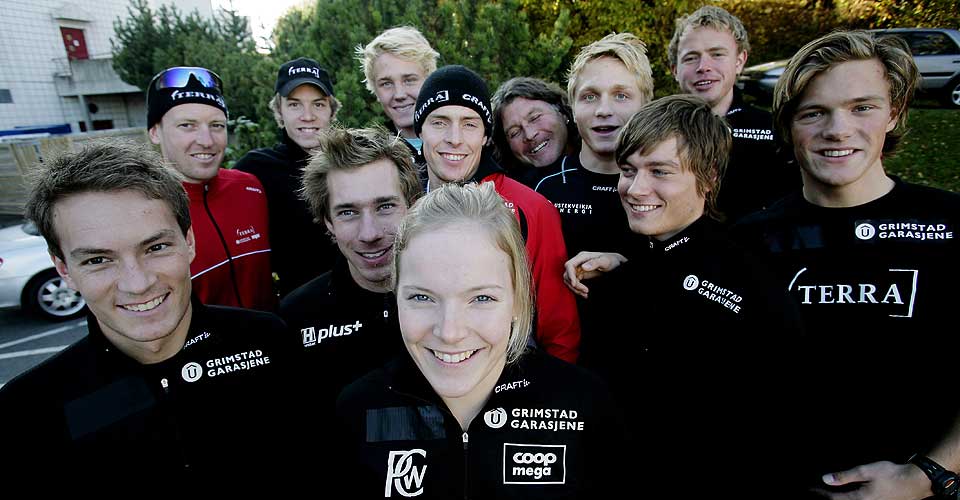S�NN S� DET UT I FJOR: Norges sk�ytelandslag besto da av Mikael Flygind Larsen (foran), �ystein Gr�dum (i r�dt), Even Johansen (bak), Henrik Christiansen (i midten, bak M. Haugli), Christoffer Rukke (lyst h�r), Maren Haugli (foran), Sverre Haugli (i r�dt i midten), Peter Mueller, H�vard B�kko, Joachim Haugen, Dag Erik Kleven (bak) og Fredrik van der Horst. I dag trakk Mikael Flygind Larsen, Dag Erik Kleven, Sverre Haugli og Maren Haugli seg ut.