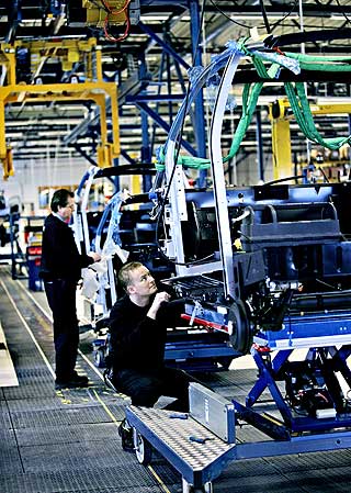 Bilmontasje: Delene produseres av eksterne leverand�rer og settes sammen av blant annet Michael Nielsen (foran) og Raymond Saxhaug p� fabrikken p� Aurskog.