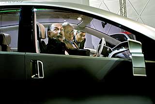 Pr�vetur: Wilber James (foran) fra Rockport Capital Partners pr�vesitter den nye konseptbilen �Think Ox�.
