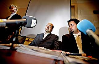 Bokhandleradvokaten: Abid og Shah Muhammad Rais på
pressekonferansen hvor det ble kjent at Rais bokdebuterte.