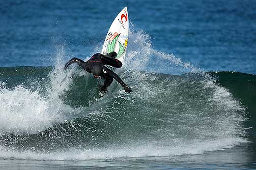 ISKALD SURFING: Europamester Pablo Guiterrez leker seg i en liten b�lge p� Unstad.
