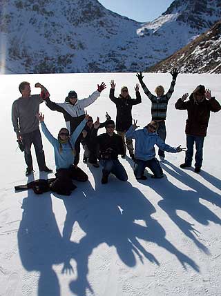 TEAMET P� EN ISSJ�: Bak fra venstre: John Frank (filmskaper), Pablo Guiterrez (europamester), Per Freisberg (Rip Curl Norge) Nina Jensen (WWF Norge), Jayce Robinson (King of UK Champions), Tom Curren (3 ganger  verdensmester). Foran fra venstre: Elise Garrigue (frisurfer og modell) Michel Jacoby (filmfotograf), Arnaude Decarne (Rip Curl Europa).