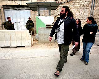 BRYTER TAUSHETEN: Yehuda Shaul (t.v.), en av aktivistene i 
