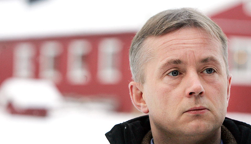  IKKE BARE NOKAS:  60 prosent av fangene soner kortere straffer enn to m�neder for mindre alvorlige forseelser, som p� Ilseng (i bakgrunnen), sier justisminister Knut Storberget.