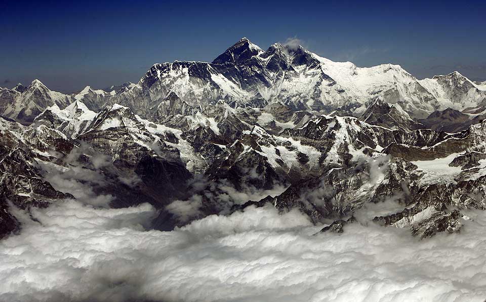 JERNRING RUNDT EVEREST: Neste m�ned stanses all ferdsel til toppen av verdens h�yeste fjell for � forhidnre eventuelle protester mot OL-fakkelens ferd til toppen.