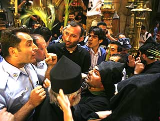 P� JESU GRAV: Dagens nevekamp er slett ikke den f�rste i gravkirken. Muslimenes legendariske h�rf�rer Saladin skj�nte allerede i 1192 at striden mellom de kristne fraksjonene ville gj�re det umulig � overlate n�kkelen til en av dem. Derfor er det den dag i dag to muslimske familier som passer d�ra.