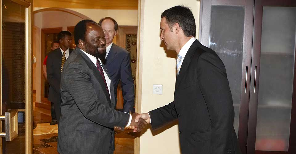 ST�R P� SITT: Zimbabwes utenriksminister Simbarashe Mumbengegwi m�tte sent s�ndag kveld Jens Stoltenberg hvor han gjentok sin misn�ye med Stoltenbergs tale under SADC-m�tet p� Mauritius s�ndag.