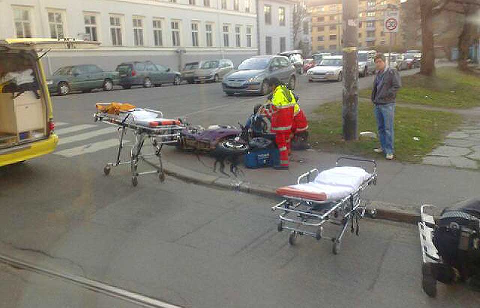 UKLAR �RSAK: Den mannlige MC-sj�f�ren ble fraktet til Ullev�l sykehus etter m�tet med en bil i morgentimene i Oslo i dag.