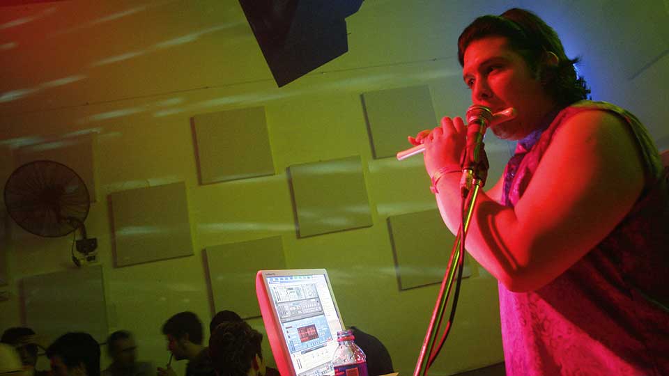 DATAMASKINEN P� PLASS: Cumbia digital har elementer av techno, IDM, hip hop, reggaeton og andre elektronisk baserte sjangre. Her st�r The Peronists p� scenen p� Zizek.