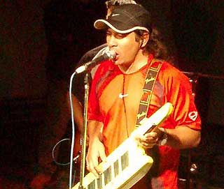 OPPHAVSMANNEN: Pablo Lescano stiftet fire nye band som skulle spille cumbia villera. Damas Gratis var det eneste av dem han selv spilte og sang i.