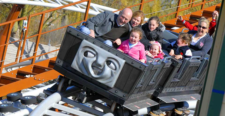 FULL FART: En av vennene til Thomas f�r opp dampen i berg-og-dal-banen i Thomas Land. Strekningen er 600 meter og passer for de litt yngre.