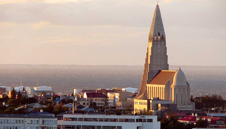VILT OG VAKKERT: Hallgrimskyrkjan er et kjent skue i den islandske hovedstaden Reykjavik. Men 2008 har v�rt et sv�rt turbulent �r for �konomien p� Island.
