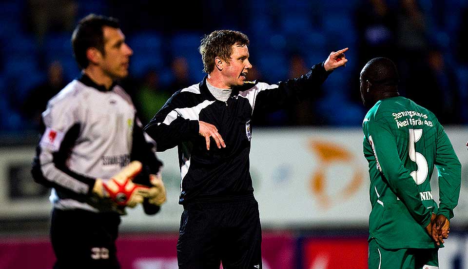 MARSJORDRE: Da Ljungskiles polske keeper Michal Slawuta fikk gult kort for � dr�ye tid i kampen mot Trelleborg i g�r, l�p han til motsatt stolpe for � drikke vann. Dermed fikk Salwuta sitt andre gule kort p� f� sekunder, og ble sendt av banen av dommer Marcus Str�mbergsson.