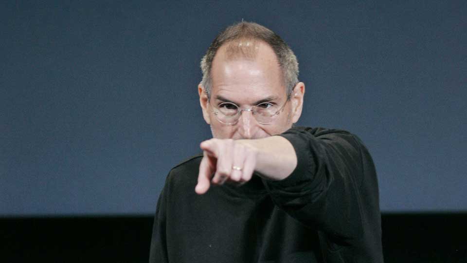 KONTROLLFRIK: Steve Jobs taler nettsamfunnets �penhetskultur midt imot, og gj�r tilsynelatebnde alt feil i henhold til moderne ledelesesfilosofi. Det har gjort ham til verdens mest innflytelsesrike industrilder. Foto: SCANPIX