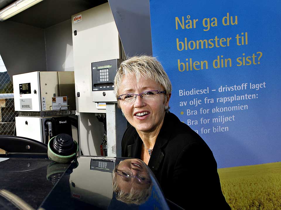 KAN M�TTE KUTTE I M�LENE: Biodrivstoff produseres mange steder p� bekostning av matvarer, og f�r dermed deler av skylda for de �kte matvareprisene. Her fyller samferdselsminister Liv Signe Navarsete biodiesel p� bilen sin for f�rste gang.