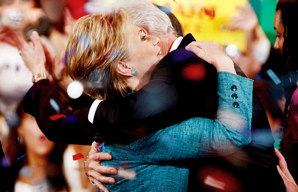 PUSTER UT F�R INDIANA OG NORTH CAROLINA: Hillary fikk en bj�rneklem av ektemannen og tidligere president Bill Clinton under valgvaken i natt norsk tid.